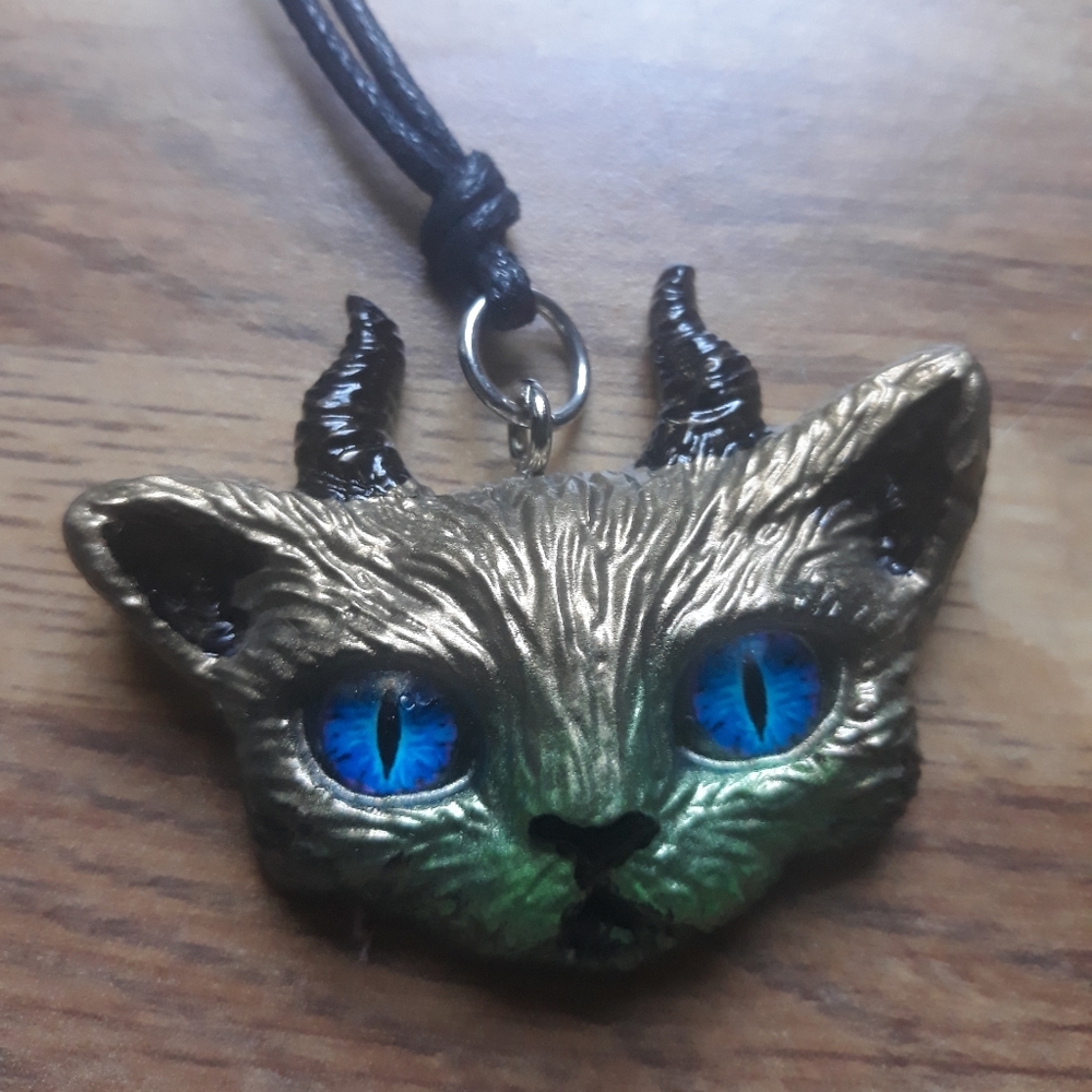 Horned kitty pendant gold